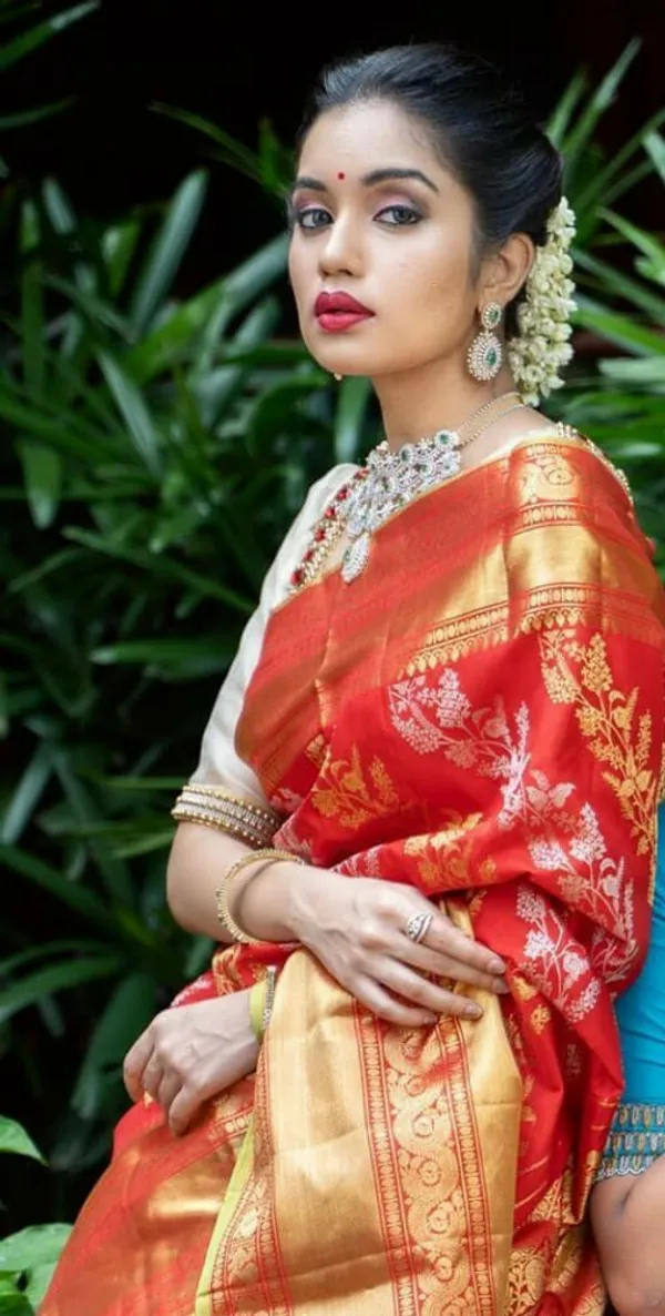 Red_Embellished_Banarasi_Jacquard_Saree_(Red)
